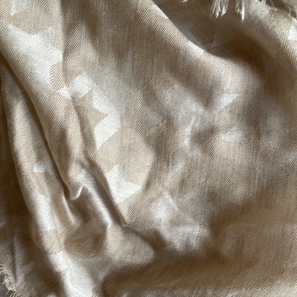 FLAT Rs. 500/- (free ship) Soft scarf patterned with self design - Picture 3 of 3